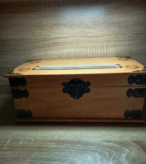 Urne de mariage artisanale — Bois vernis & Ferrures noires — Coffret artisanal Les Coffrets de Cathy