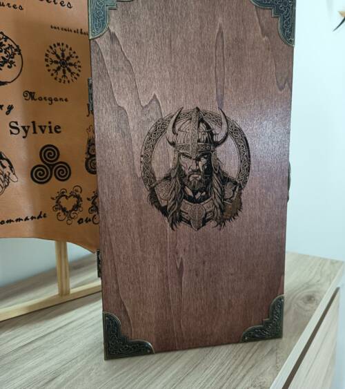 Couvercle de la boîte à clés VIKING gravé au laser d’un guerrier viking casqué dans un cercle celtique, coins en laiton