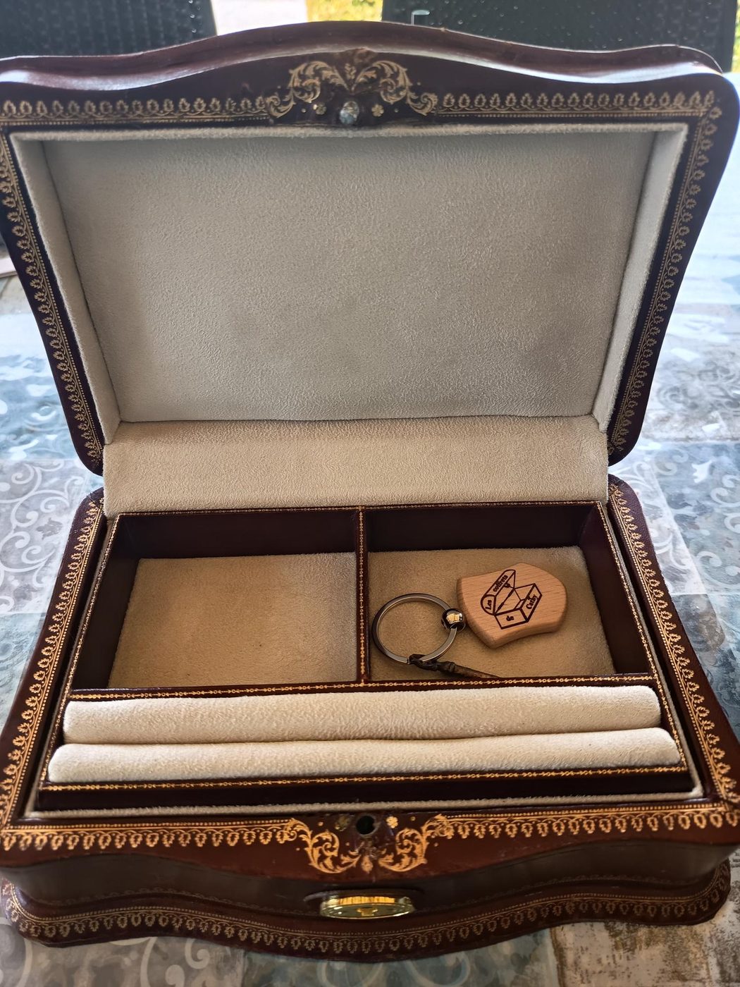 Coffret ancien restauré par l'atelier Les Coffrets de Cathy, avec porte-clés en bois gravé