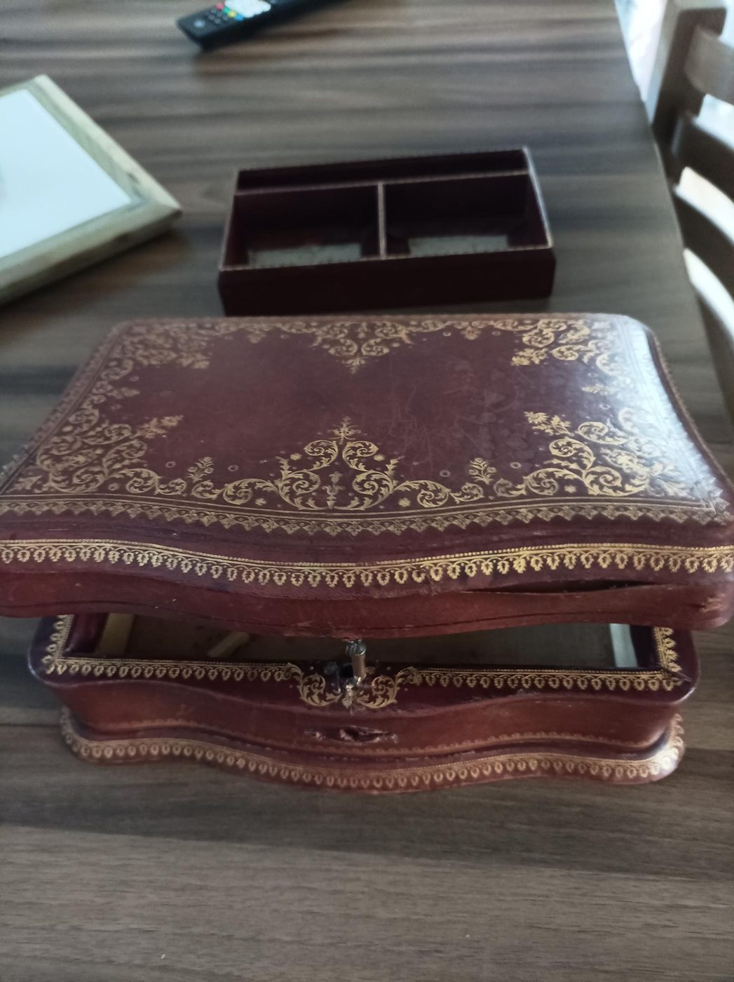 Coffret à bijoux ancien avant restauration, cuir bordeaux gaufré aux fers dorés, couvercle déformé