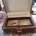 Restaurer un coffret à bijoux ancien : l&rsquo;avant/après d&rsquo;un héritage sauvé