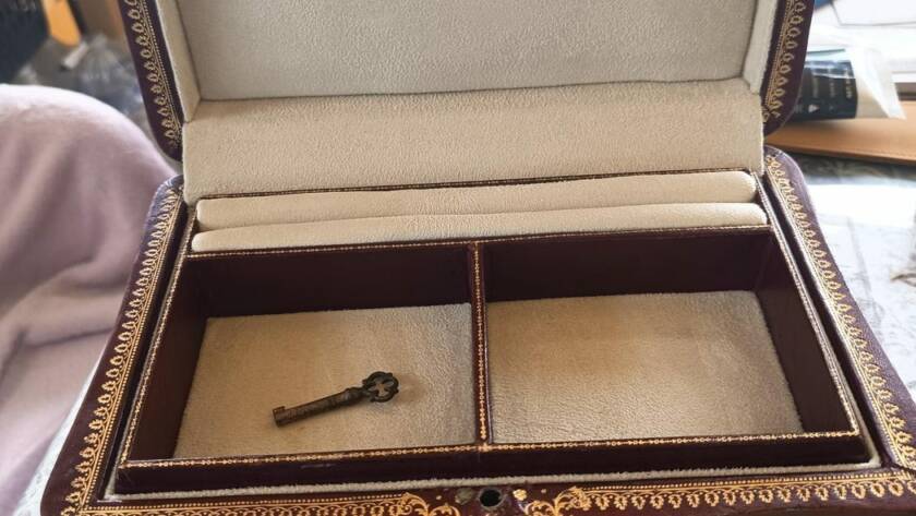 Coffret à bijoux ancien restauré, intérieur entièrement regarni en Alcantara ivoire, clé d'origine conservée