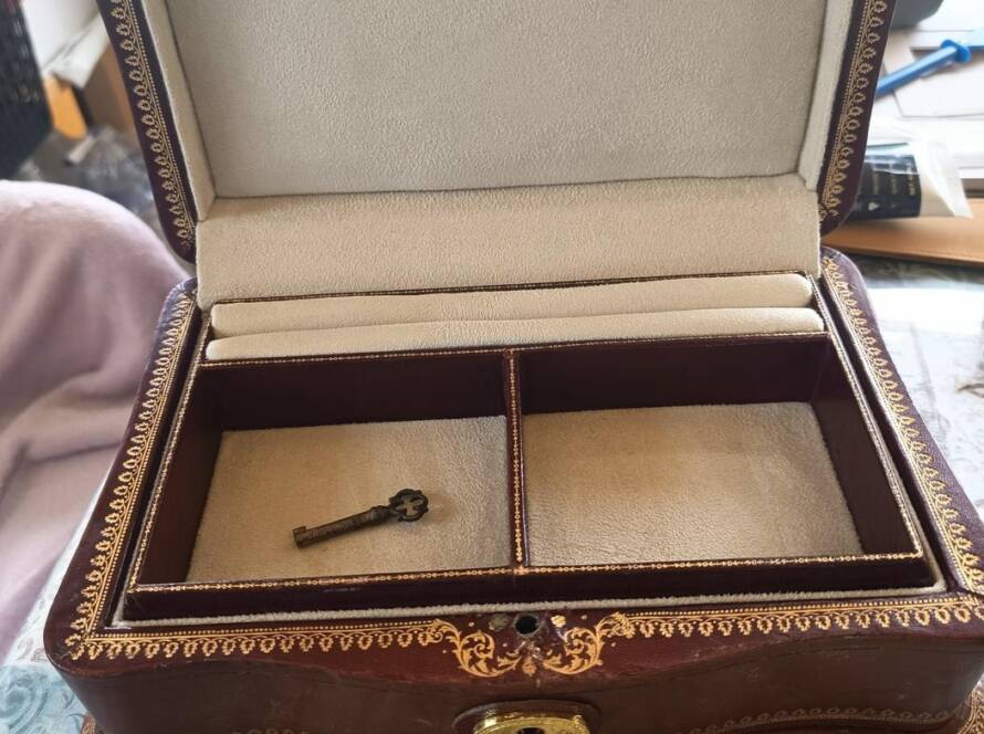Coffret à bijoux ancien restauré, intérieur entièrement regarni en Alcantara ivoire, clé d'origine conservée
