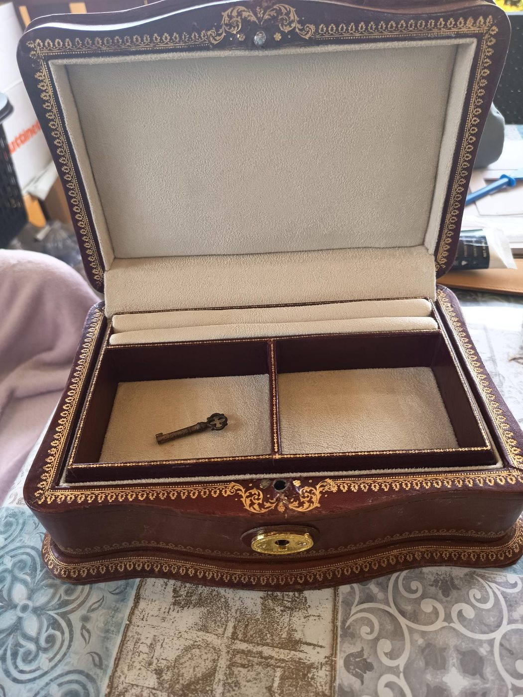 Coffret à bijoux ancien restauré, intérieur entièrement regarni en Alcantara ivoire, clé d'origine conservée