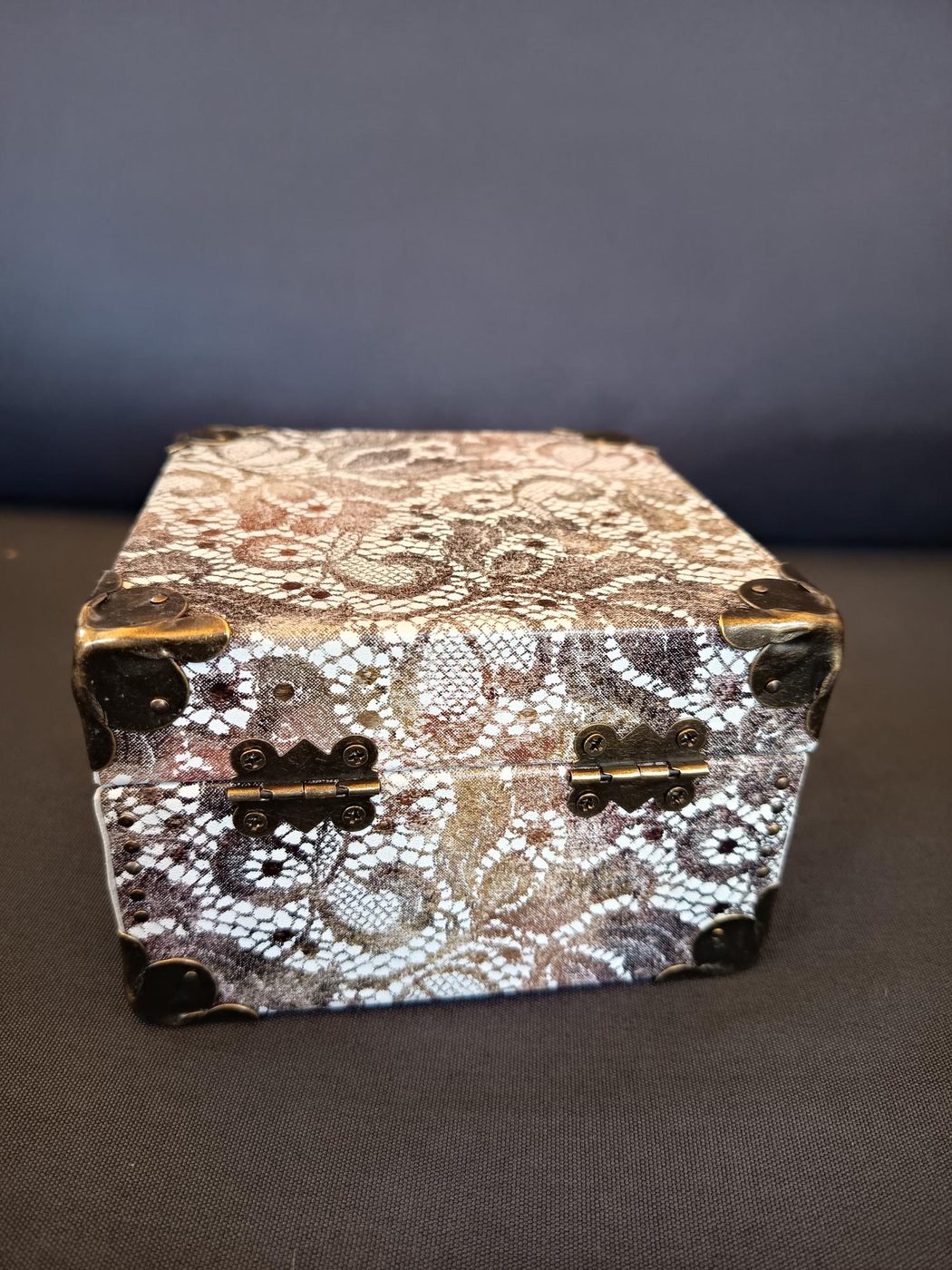 Coffret L'IMPÉRIAL vu de dos, charnières papillon en laiton et clous décoratifs