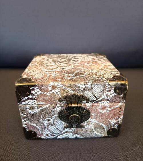 Coffret à bijoux L'IMPÉRIAL fermé, cuir de chèvre à motif dentelle fleurie et fermoir en laiton en forme de vase