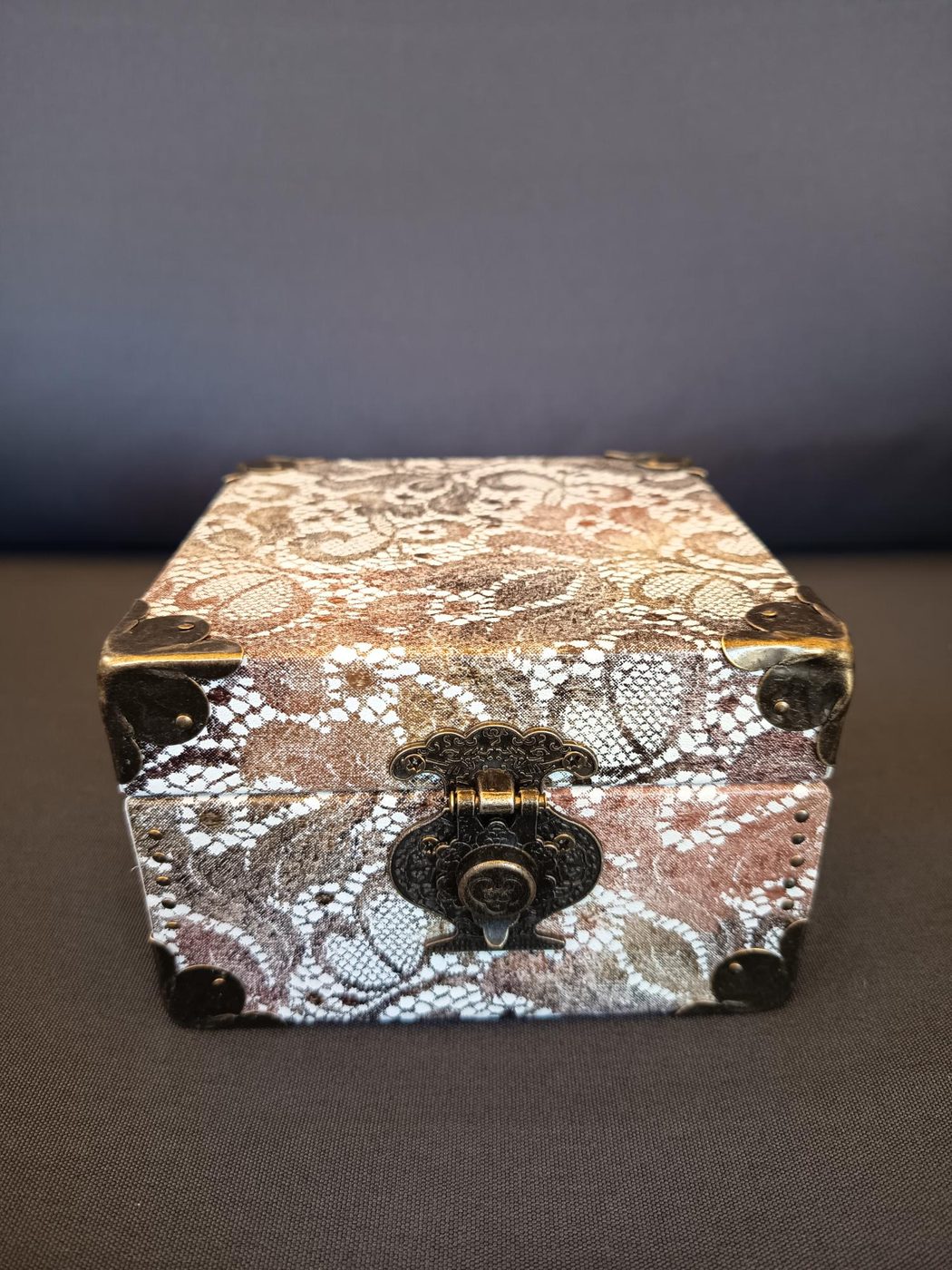Coffret à bijoux L'IMPÉRIAL fermé, cuir de chèvre à motif dentelle fleurie et fermoir en laiton en forme de vase