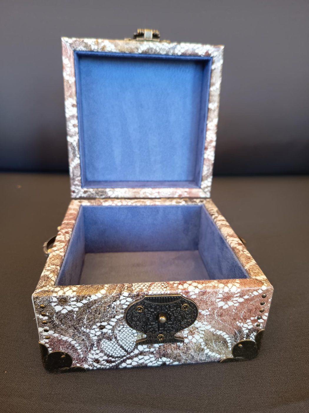 Coffret L'IMPÉRIAL ouvert, intérieur entièrement tapissé d'Alcantara bleu roi
