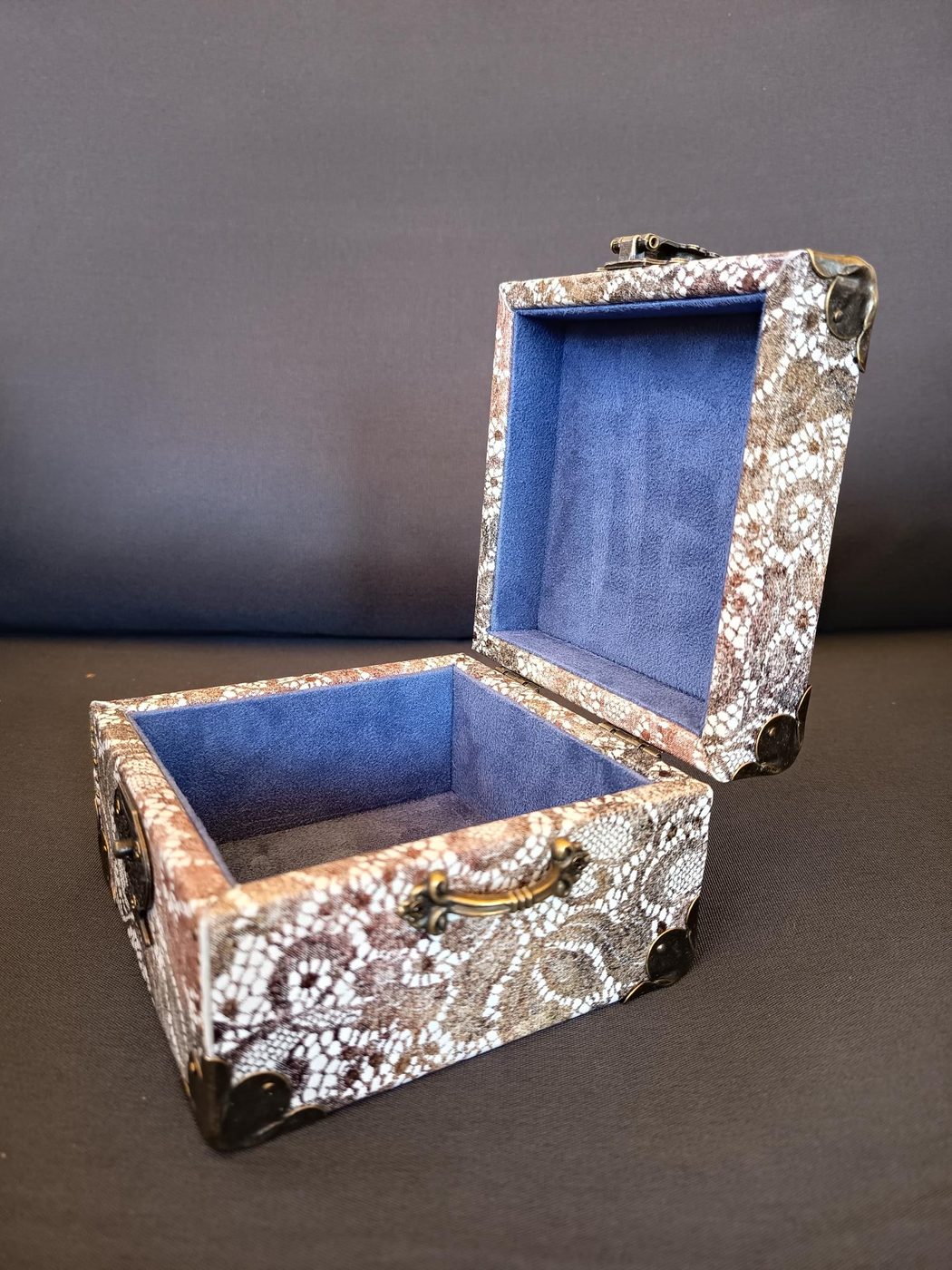 Coffret L'IMPÉRIAL ouvert de trois quarts, écrin Alcantara bleu roi et ferrures laiton