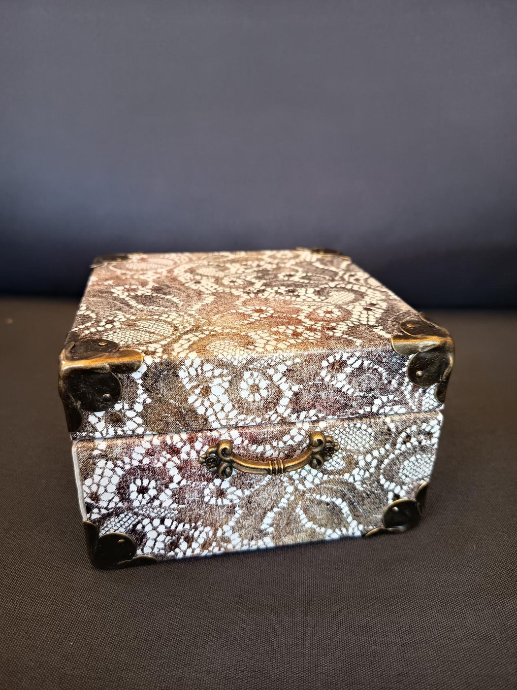 Coffret L'IMPÉRIAL de profil, poignée latérale et coins ouvragés en laiton sur cuir de chèvre