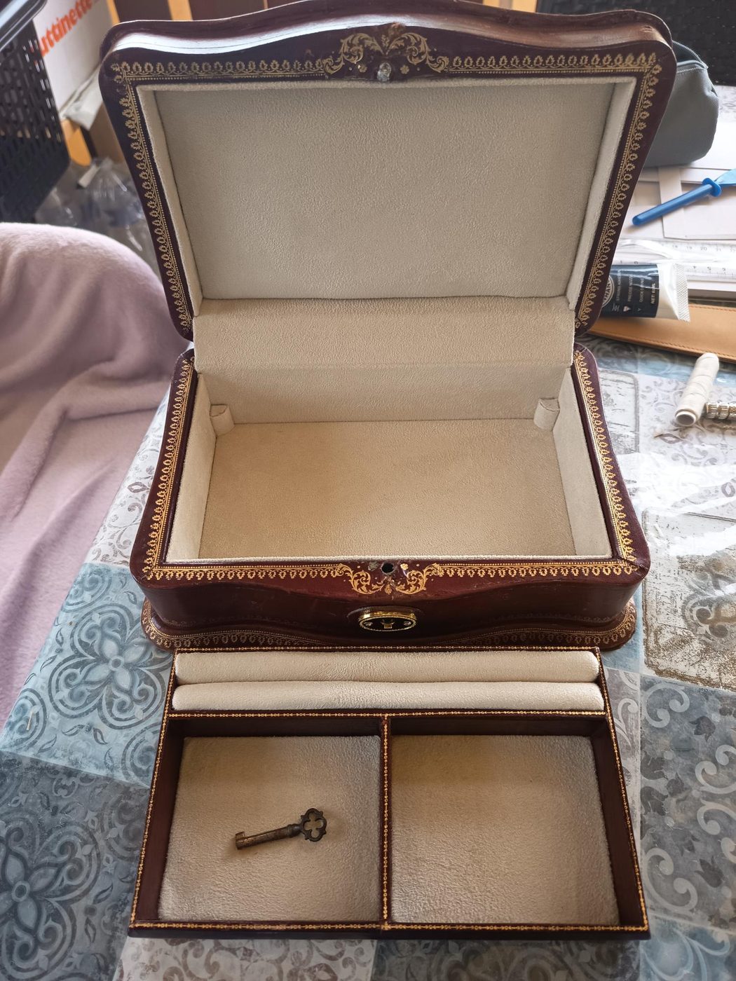 Coffret restauré avec plateau amovible sorti et deux rouleaux à bagues en Alcantara ivoire