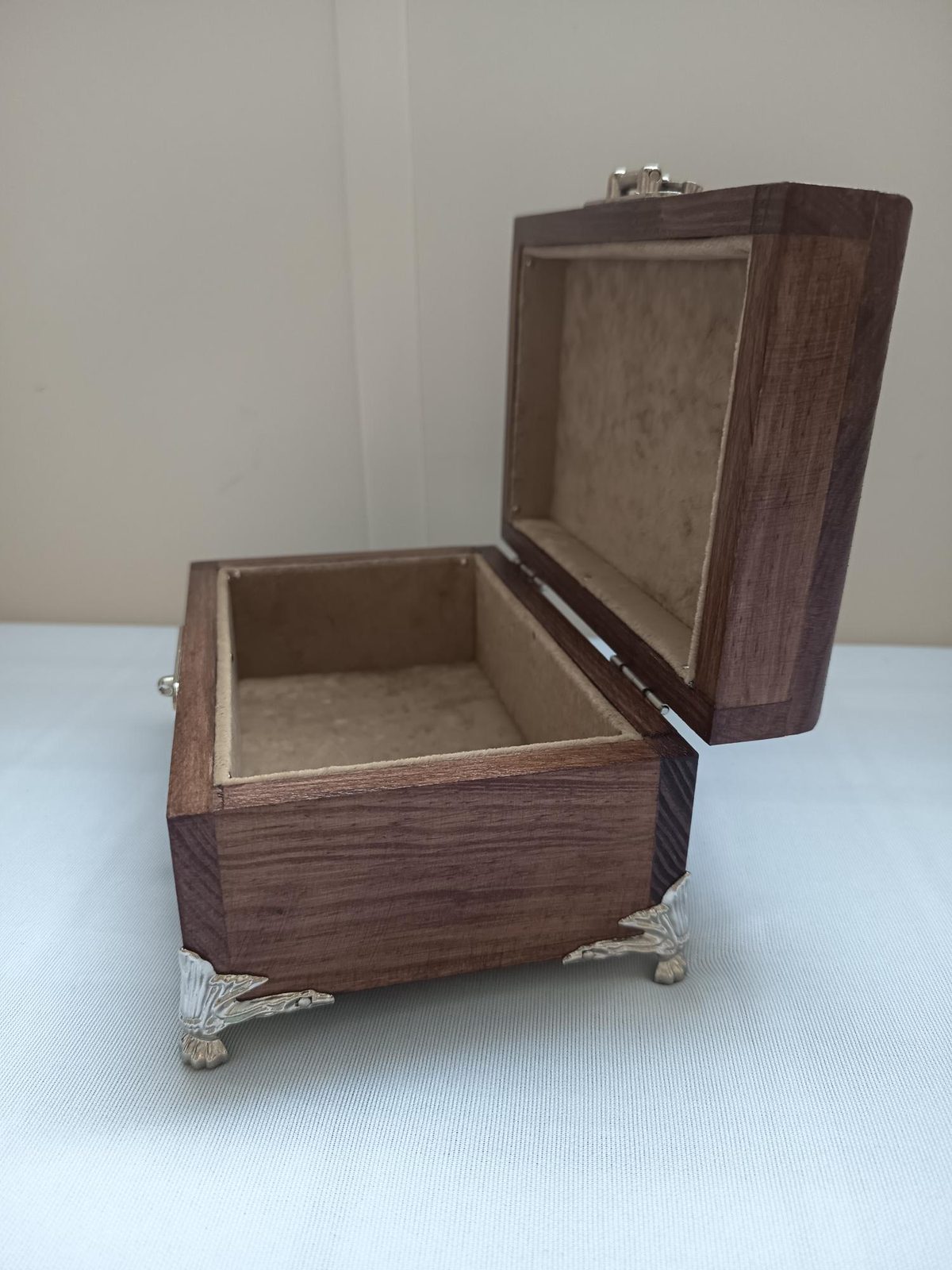 Coffret VALHALLA en bois teinté ouvert, vu de profil, intérieur velours marron clair