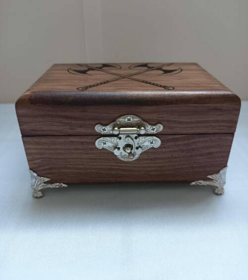 Coffret à bijoux VALHALLA fermé en bois teinté avec fermoir argenté et pieds décoratifs argentés