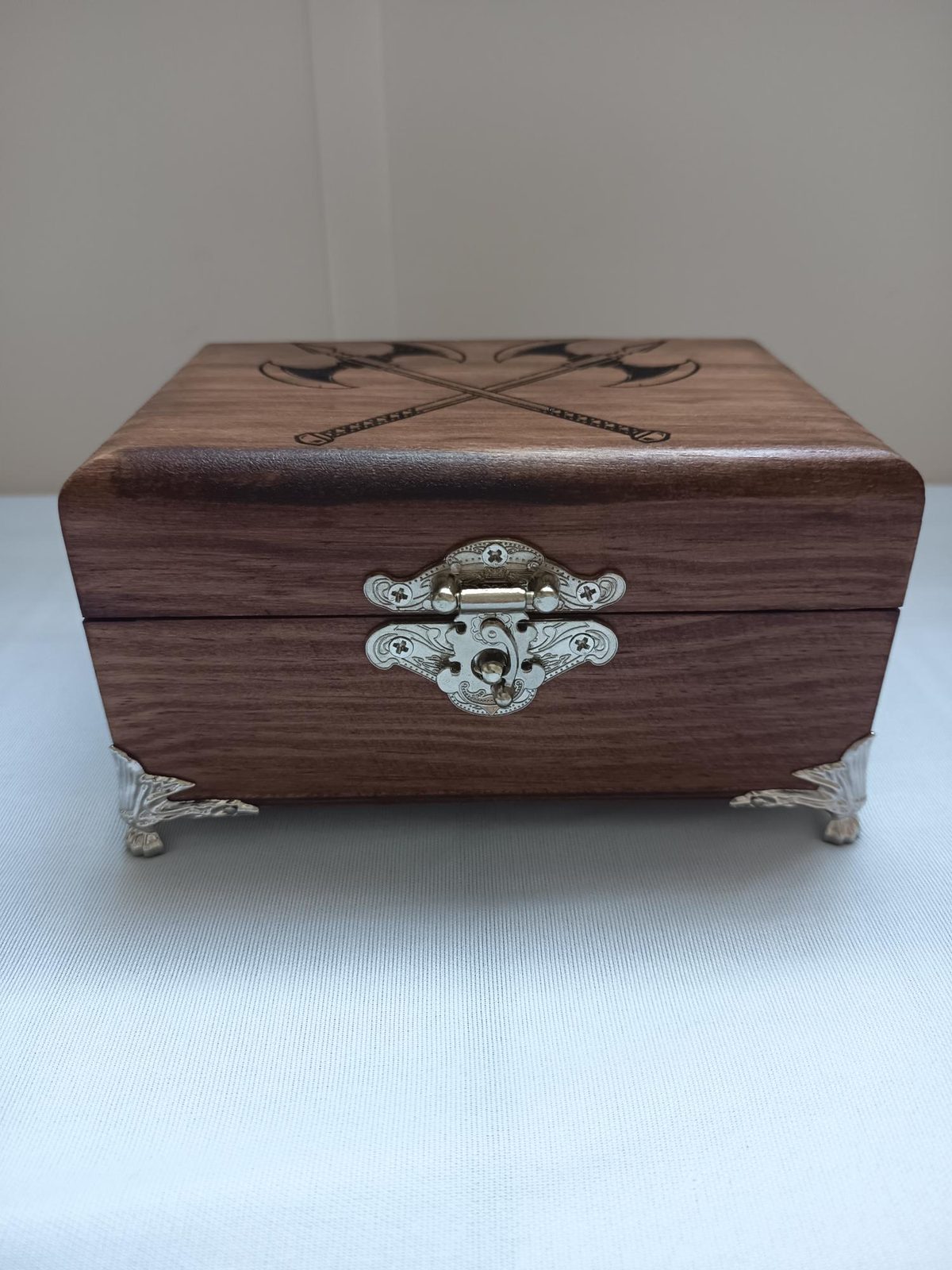 Coffret à bijoux VALHALLA fermé en bois teinté avec fermoir argenté et pieds décoratifs argentés