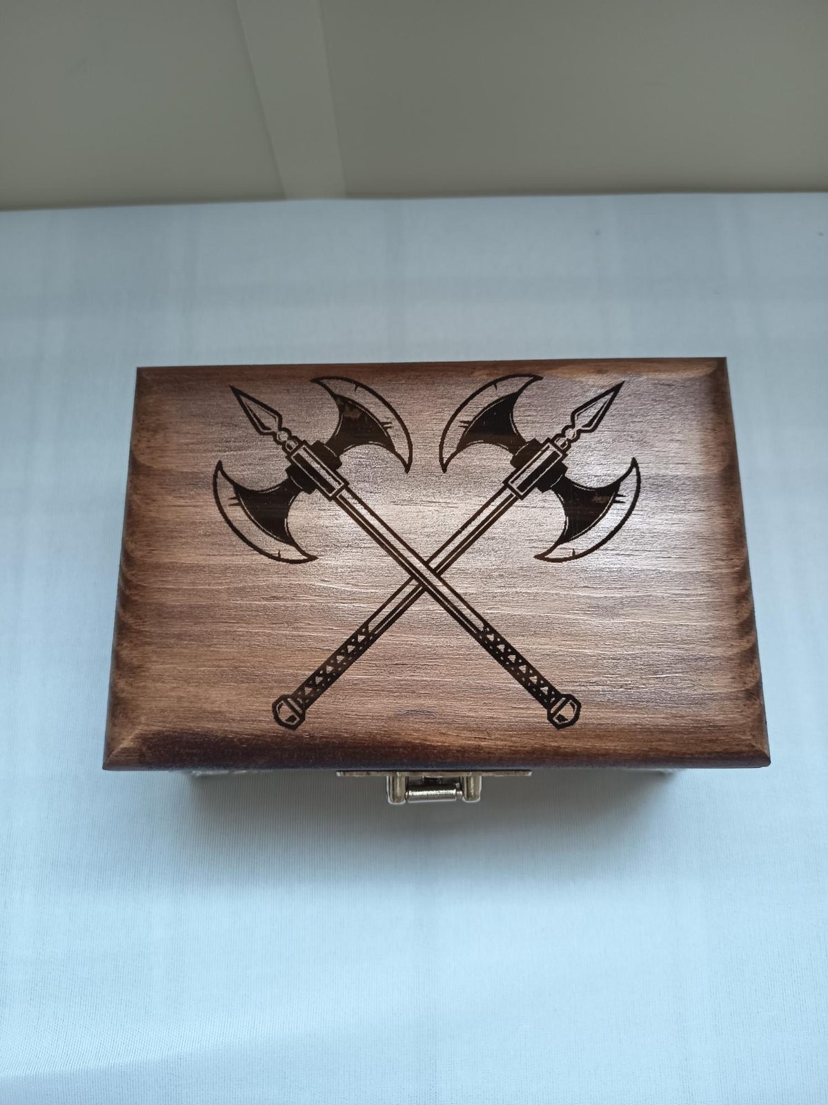 Couvercle du coffret VALHALLA en bois teinté gravé de deux haches vikings croisées