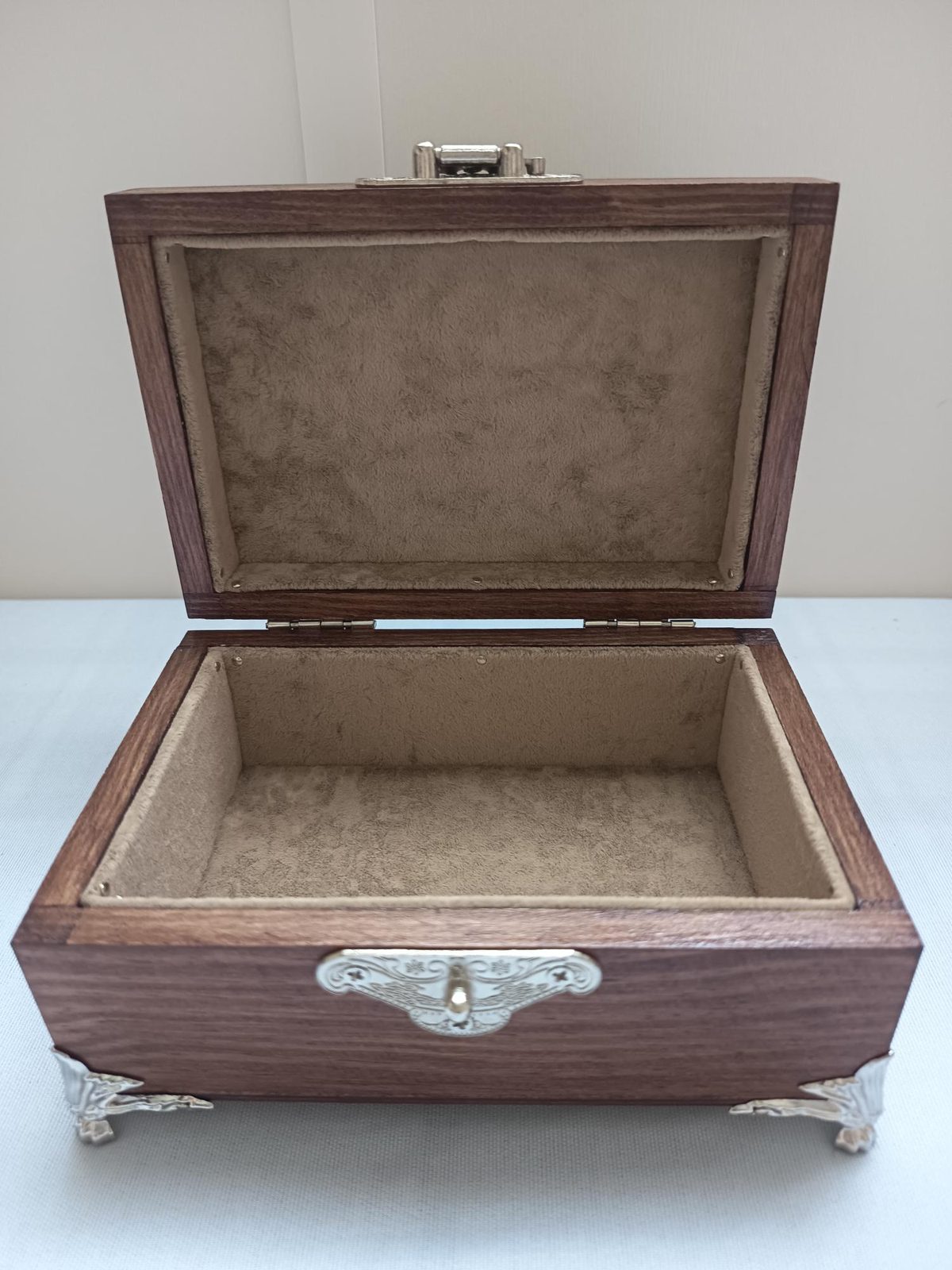 Coffret VALHALLA ouvert dévoilant son intérieur tapissé de velours marron clair